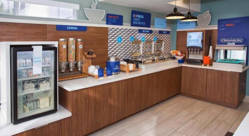 Holiday Inn Express Hotel & Suites פורט שארלוט מראה חיצוני תמונה